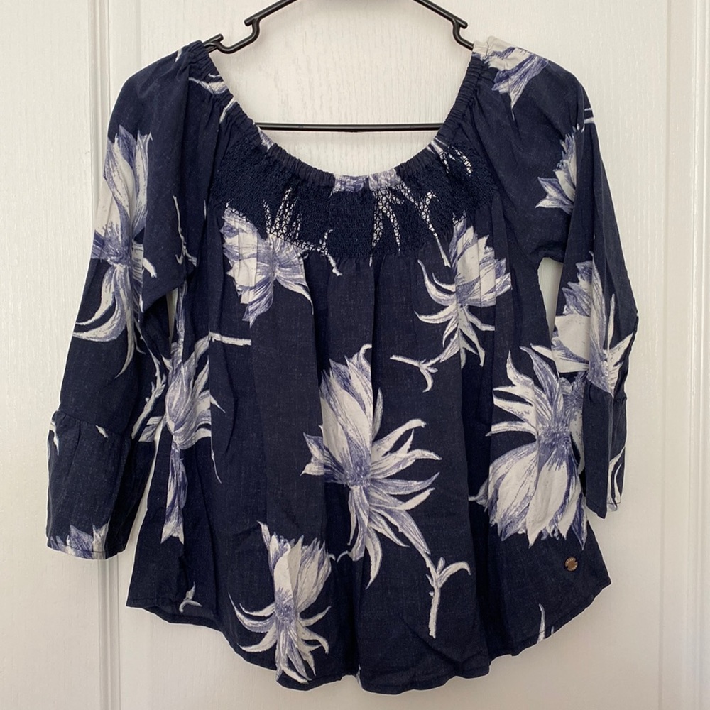 Off the shoulder quarter sleeve
